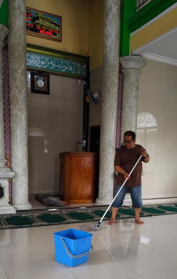 
Potret Tenaga Pendidik:
Mengisi Liburan dengan Membersihkan Masjid

